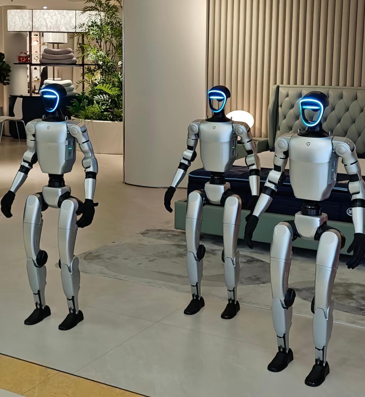 我发现现在的智能机器人根本不能叫机器人，他就跟我们公司上马的机械手臂差不多。现在