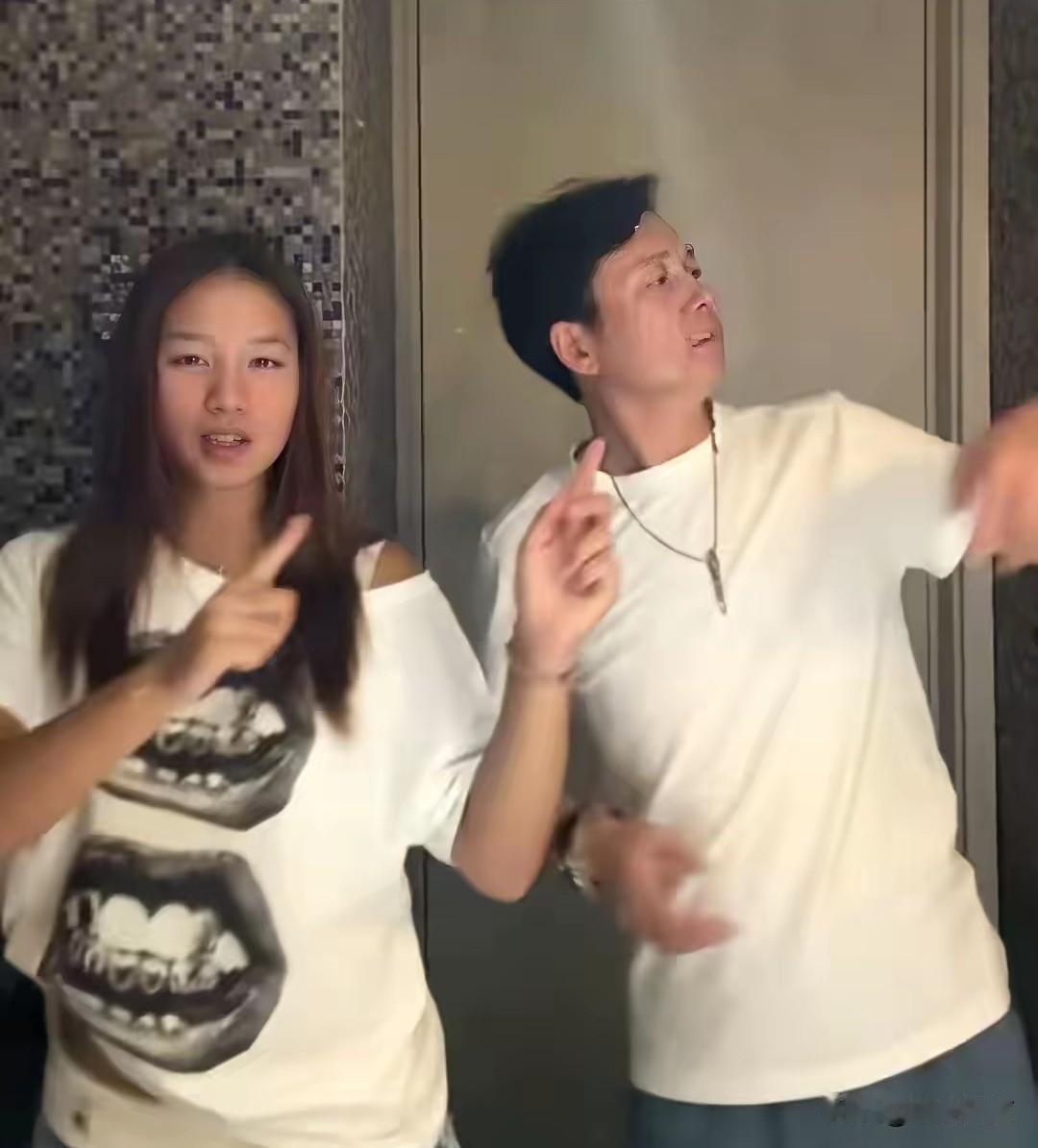 再酷大叔遇见女儿的“无理”要求，也得满口答应配合，看见刘奕君陪着女儿跳舞，网友评