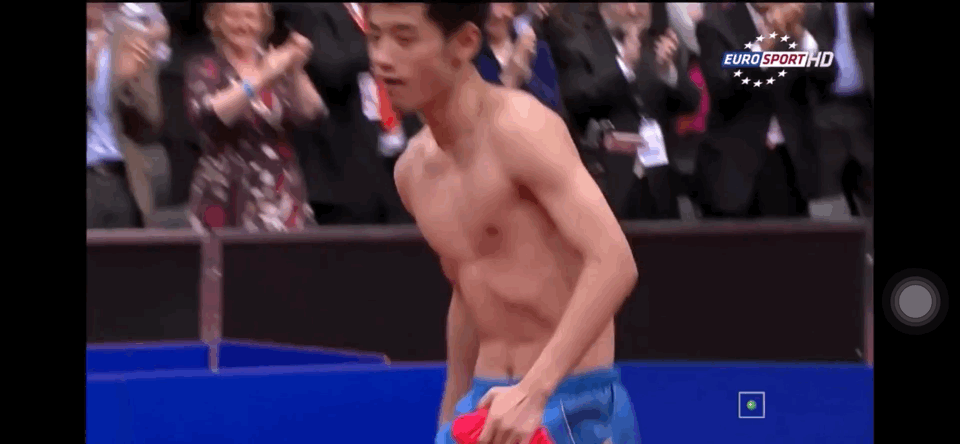 脱衣也要有底气！
看到张本智和脱去上衣庆祝，总感觉有点油腻，缺点什么？
回头看看