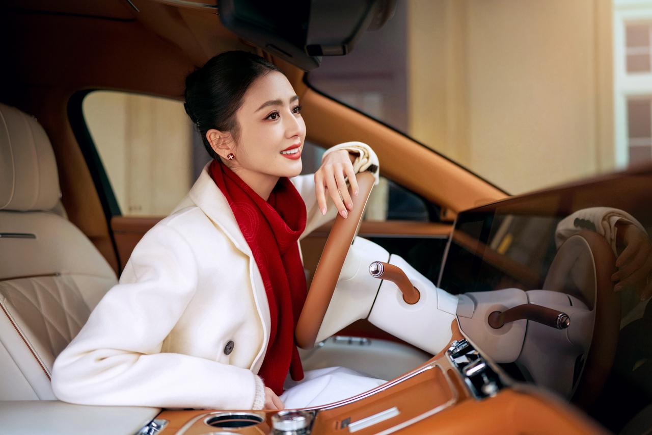 2026年新春，演员、舞者佟丽娅发布自己乘坐尊界S800从巡演训练到制作宫灯插花