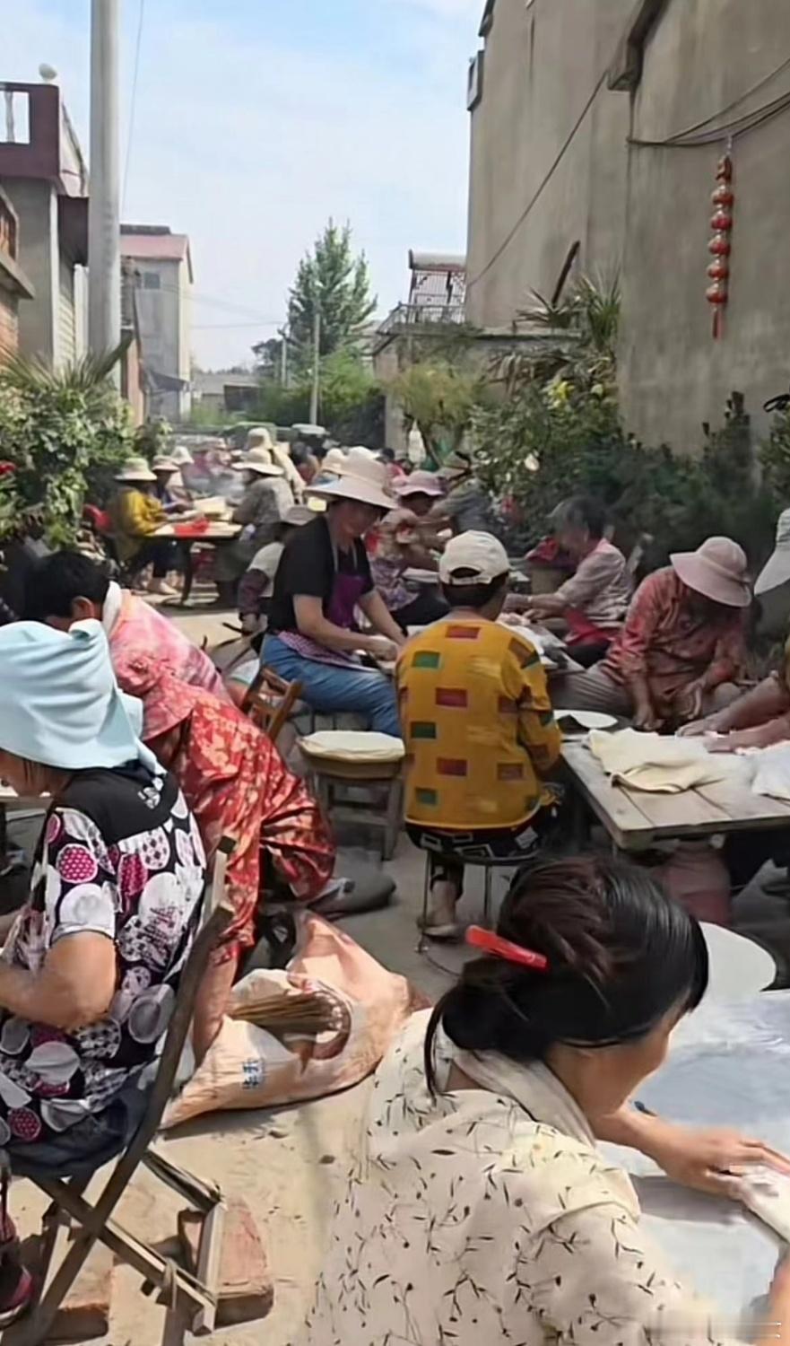 #95后小伙6年资助老人200万#不得不说， 尊老爱幼的优良传统，在这个小伙子身