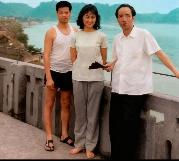 1980年7月，刘晓庆在拍摄电影《神秘的大佛》期间，与美工师王一、演员葛存壮在四