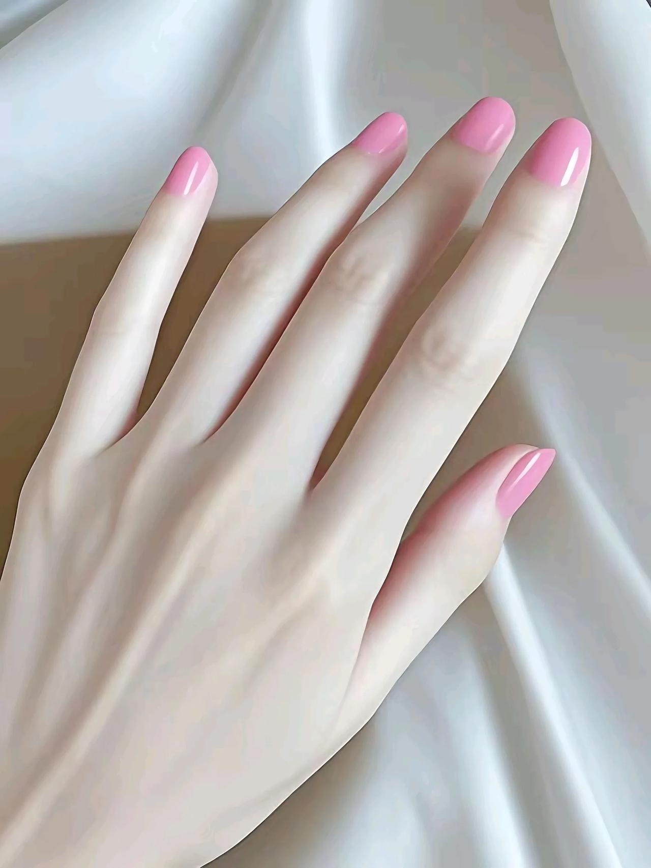 “粉指纤纤，玉手纤纤”，这让我想到古典诗词里对女子手部的描写。在古代文学中，女子