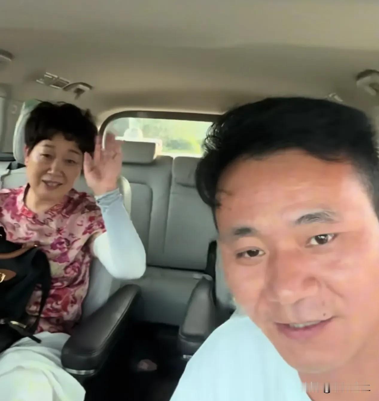 这事儿说起来真挺拧巴的，厉怀远那边二姨到了砀山，还带着儿媳妇，说是一块儿来学直播