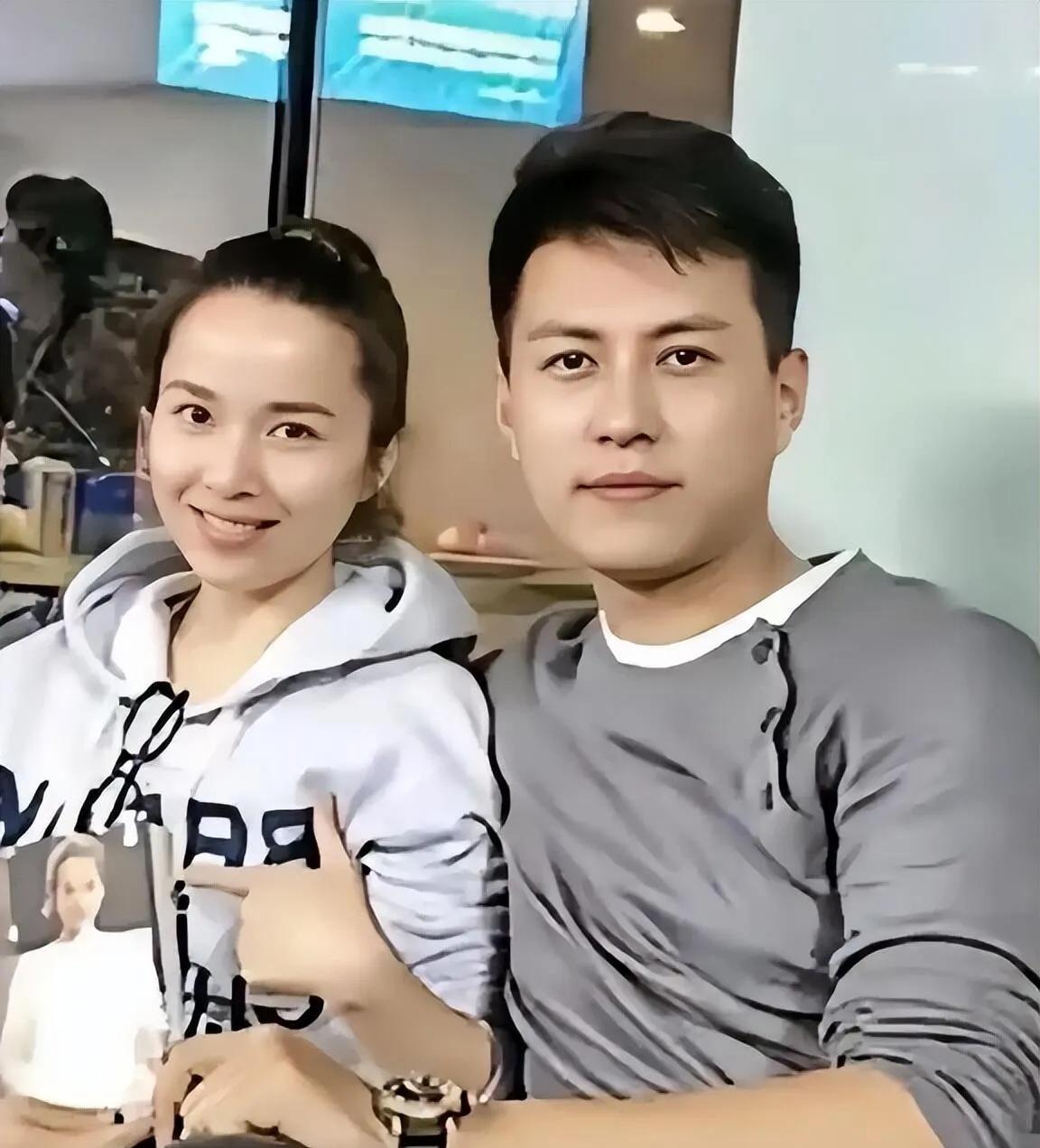 靳东和李佳私下里总被拍到带着孩子逛超市、逛公园，没有刻意秀恩爱，结婚这么多年依旧