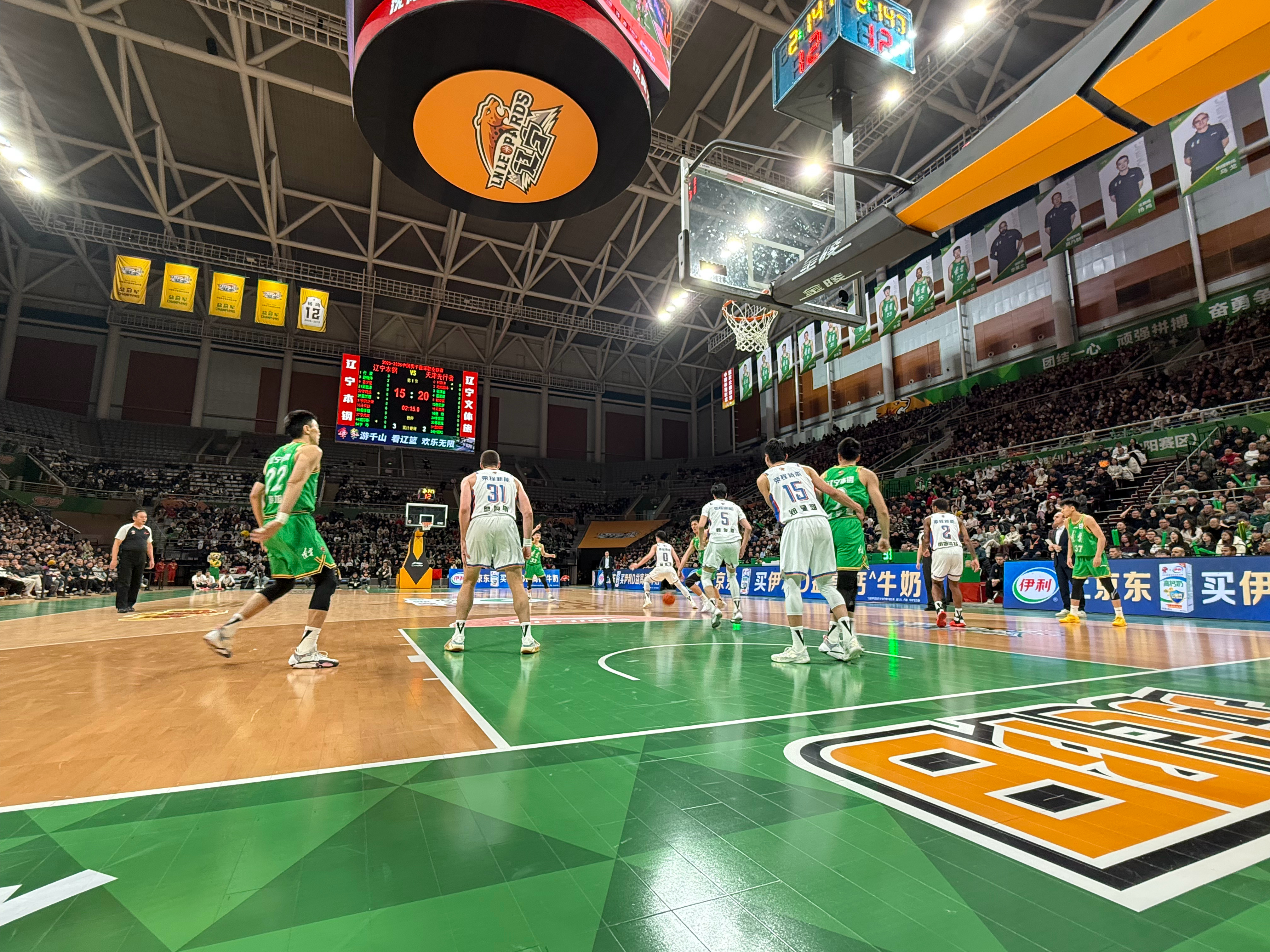 辽宁男篮vs天津男篮第一节还有2分多钟，辽篮就换上全华班阵容。 