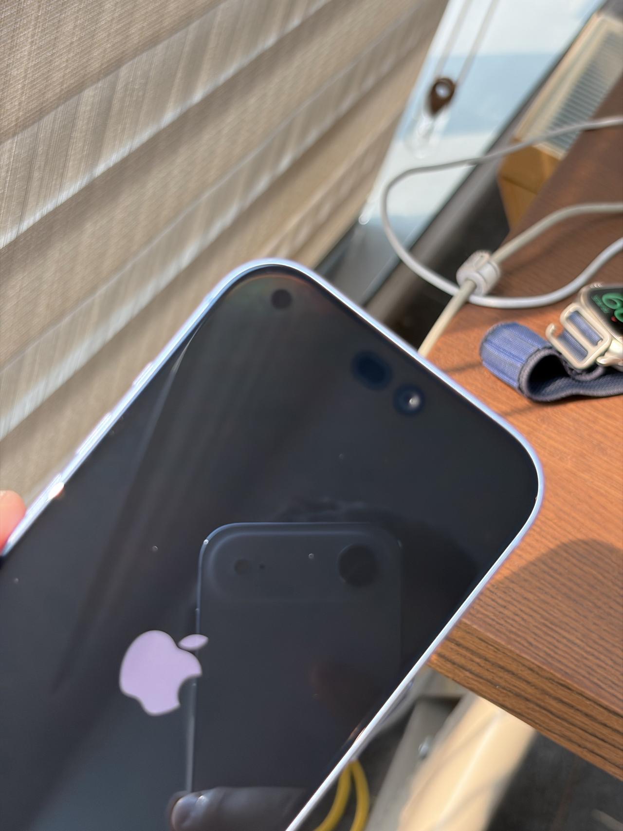 iPhone 18 Pro左上角这个屏下还是挺明显的。