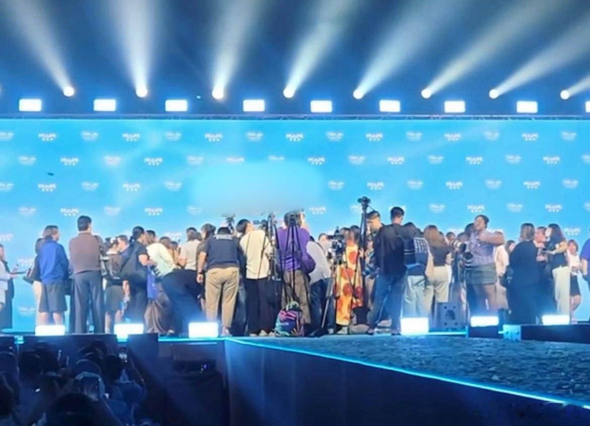 陈哲远泰国人气什么级别陈哲远不做泰国女婿好不好 现场各式各样的接机标语句句走心，