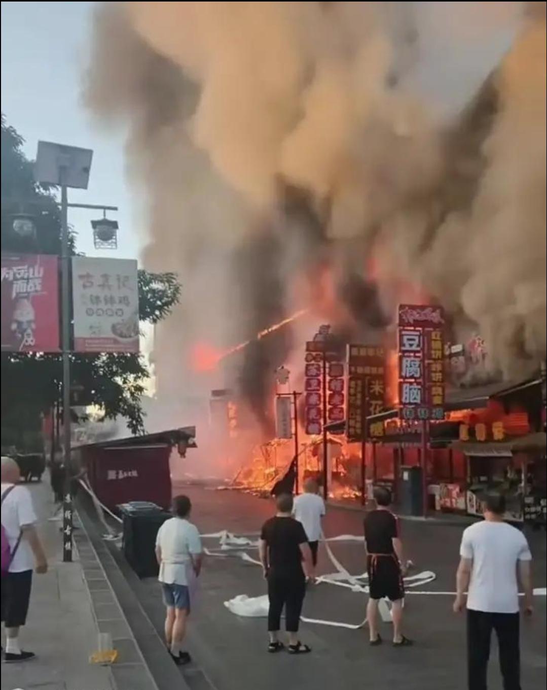 四川乐山苏稽古镇发生火灾
7月20日早上，四川乐山市市中区苏稽古镇发生一起火灾，