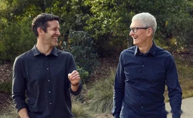 乔布斯走的时候，苹果是个有爆款、有调性但供应链和库存一堆乱摊子的创新公司，库克一