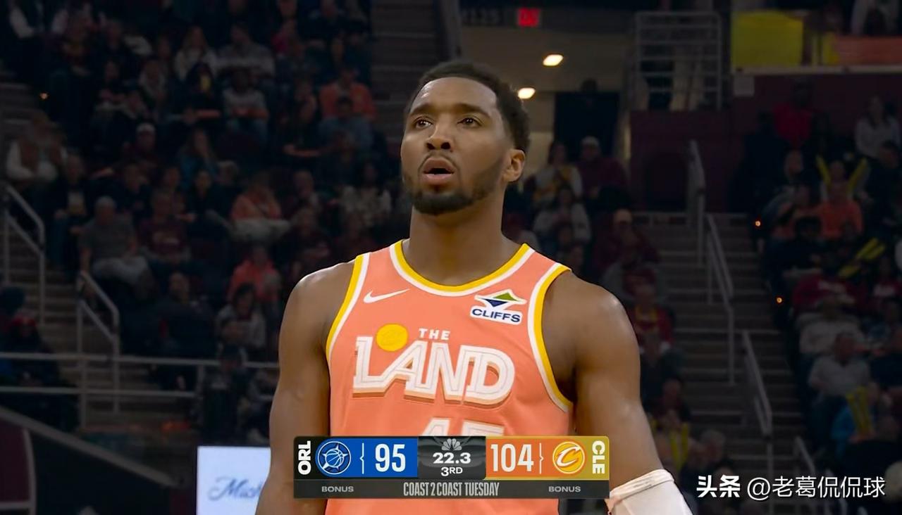 骑士超级巨星米切尔真是彻底的爆发了！在今天骑士主场以136：131战胜魔术的比赛