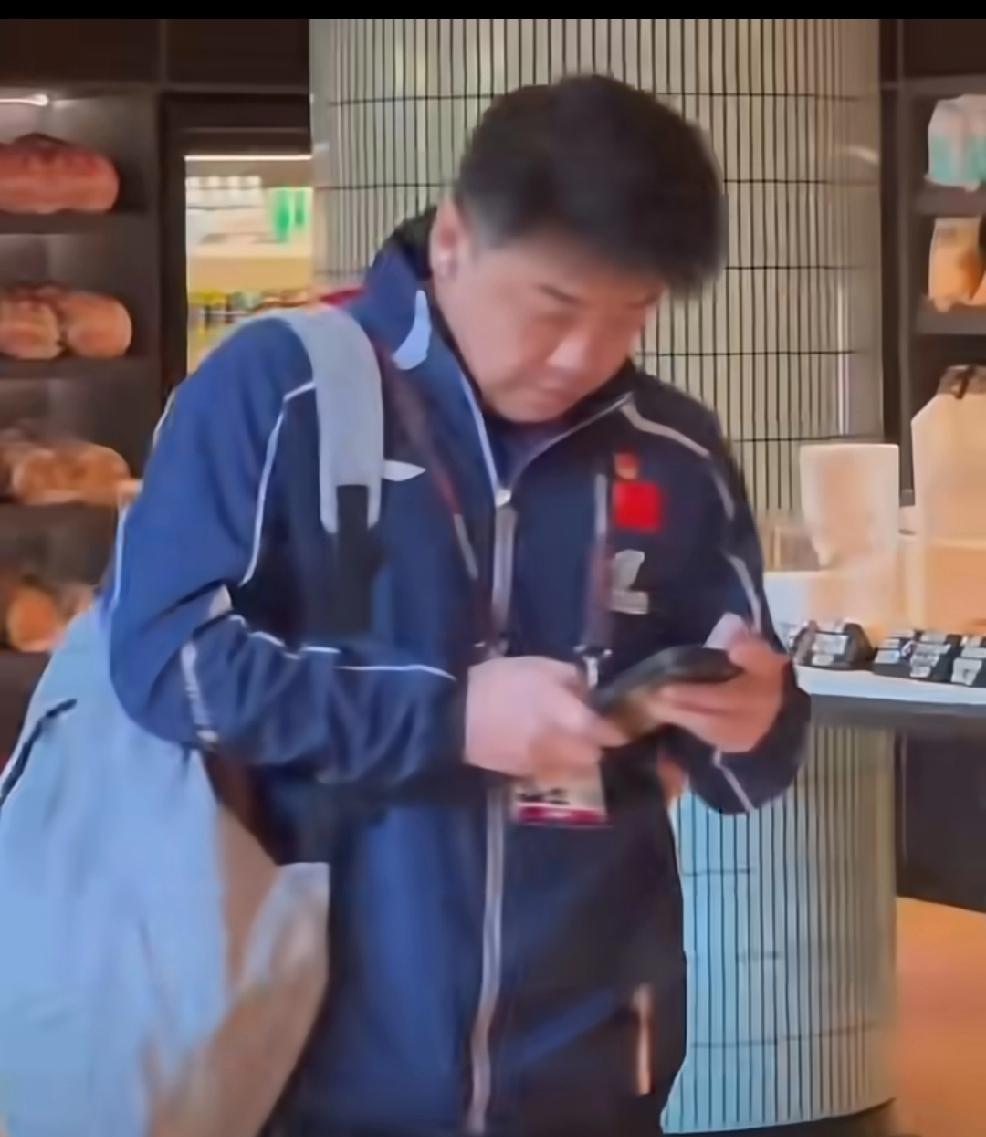 太搞笑了朋友们，
王皓正一边看手机一边去训练场，
忽然跑出来了一位小孩哥，
谁看