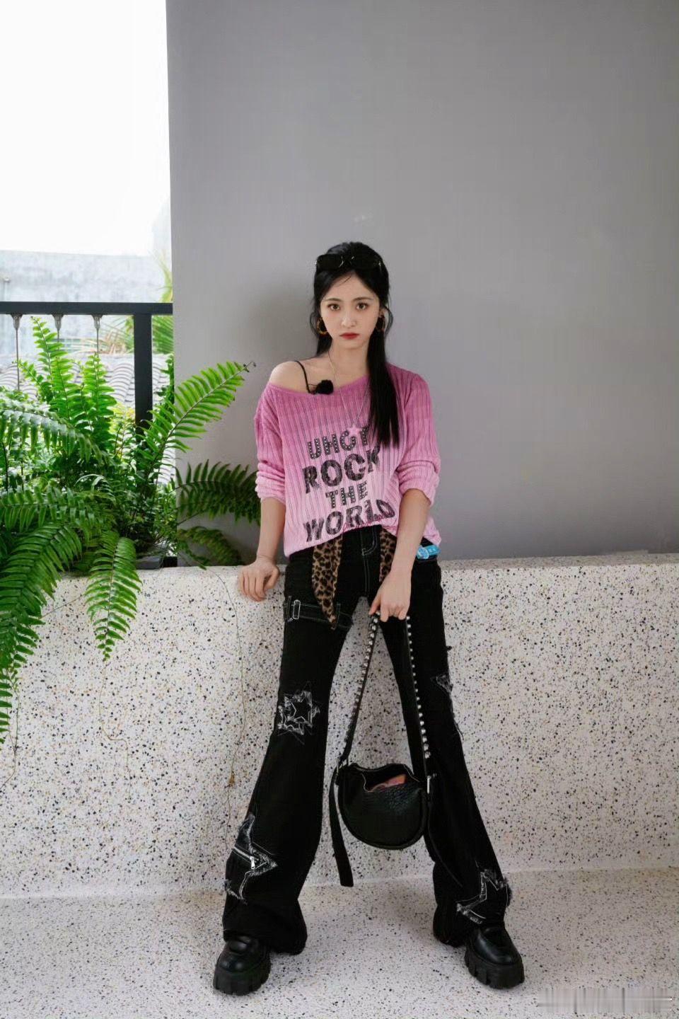 何炅给沈月定制专属KPI节目里何炅细心改动沈月的拍摄任务，从客片拍摄转为团队幕后