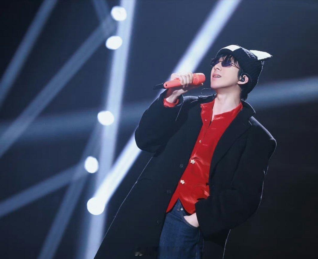 摩登兄弟刘宇宁今天是抓娃娃机 刘宇宁春晚撒玩偶名场面笑疯！唱跳扔三件套同步开工，