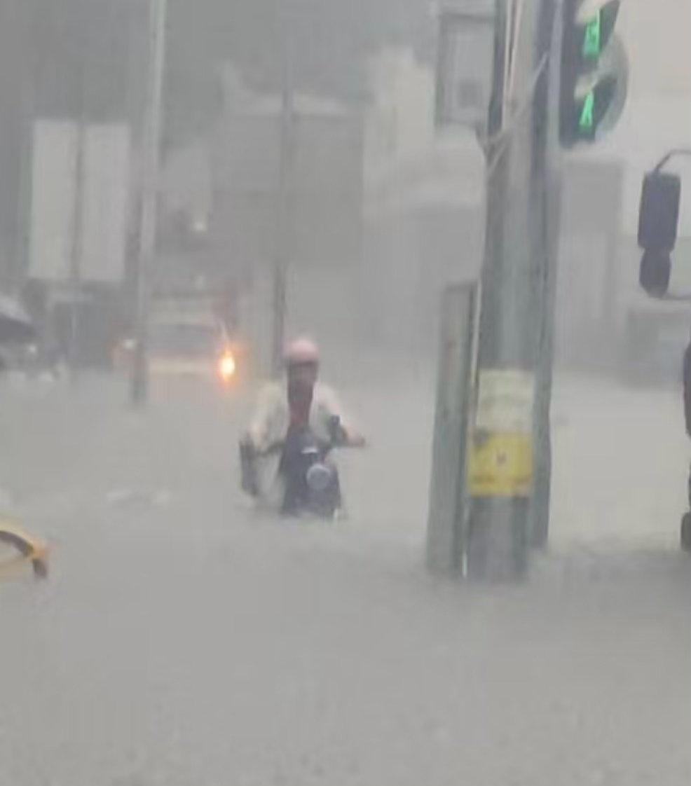 广州暴雨，到处水浸，难啊[笑哭][笑哭][笑哭]广州[超话] ​​​