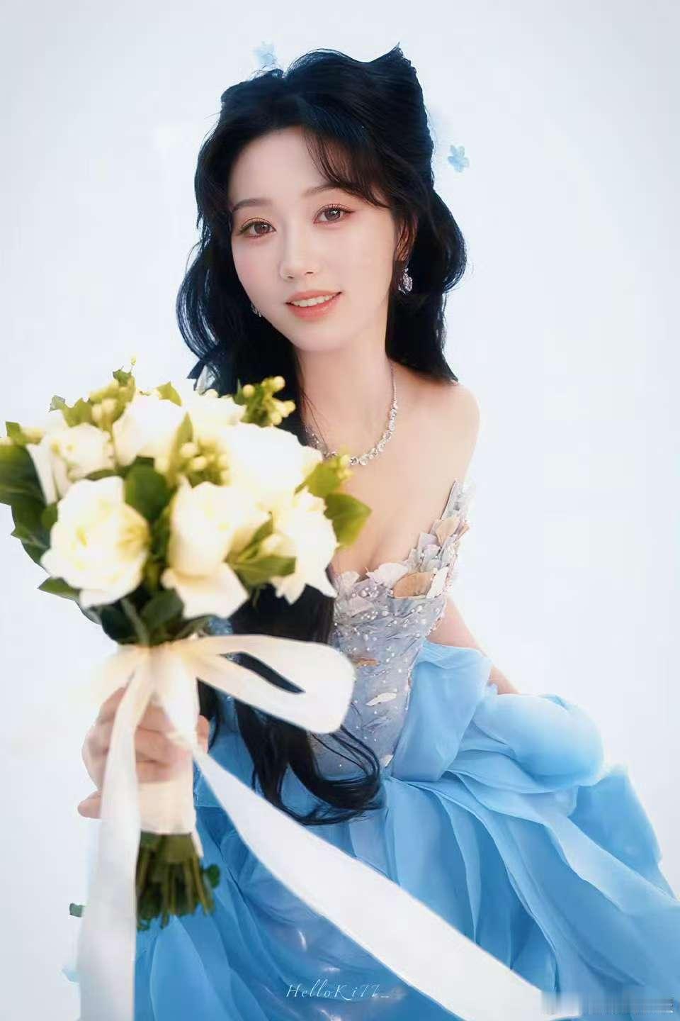 岳雨婷小猫造型谁看岳雨婷的小猫造型不心动呀？软乎乎的小猫装扮显尽可爱，配上她亮晶