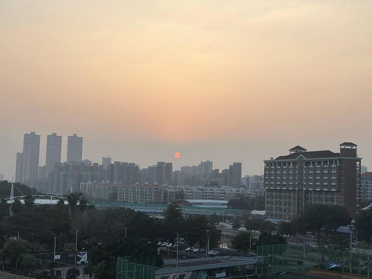 我在人间贩卖黄昏2025/12/24 天空照片 城市街景 城市景观 城市风光