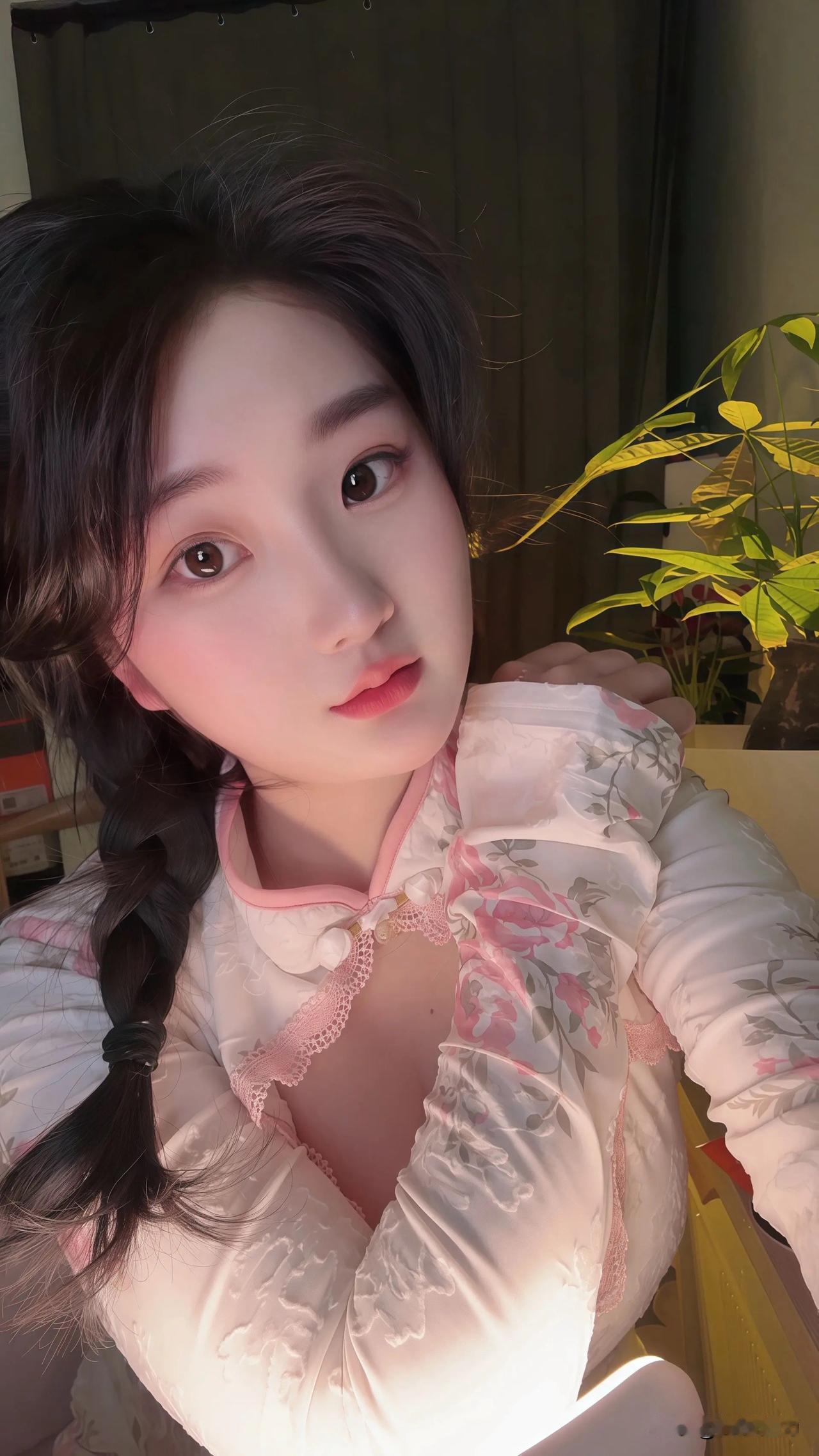 闺蜜这组居家自拍也太戳我了！

暖光一打，整个人都软乎乎的，改良旗袍穿在她身上又