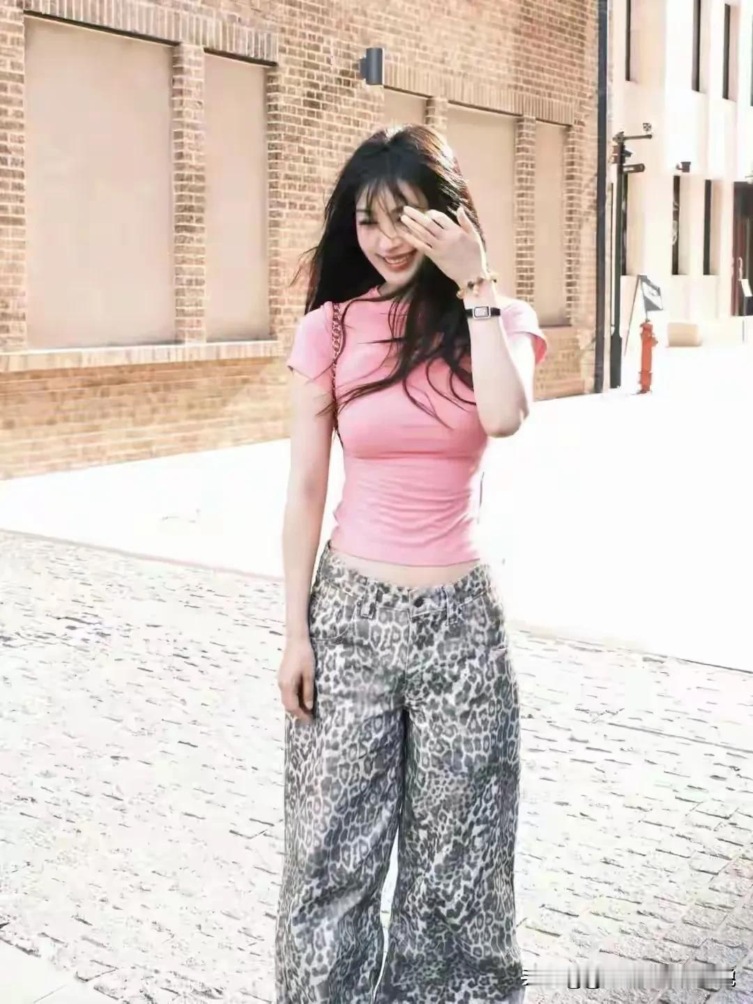 李菲儿icon的私服照真好看啊！水蜜桃味的多巴胺