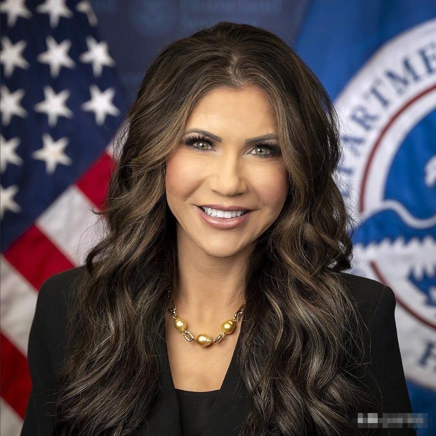 刚刚被特朗普解职的美国国土安全部部长克里斯蒂·诺姆今天发文说：“感谢总统特朗普任