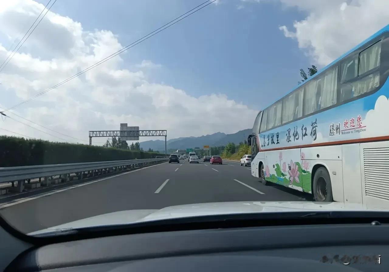 昨日国庆长假第一天，期待已久的出行终于到来了！然而，当我驶上高速公路时，却被眼前