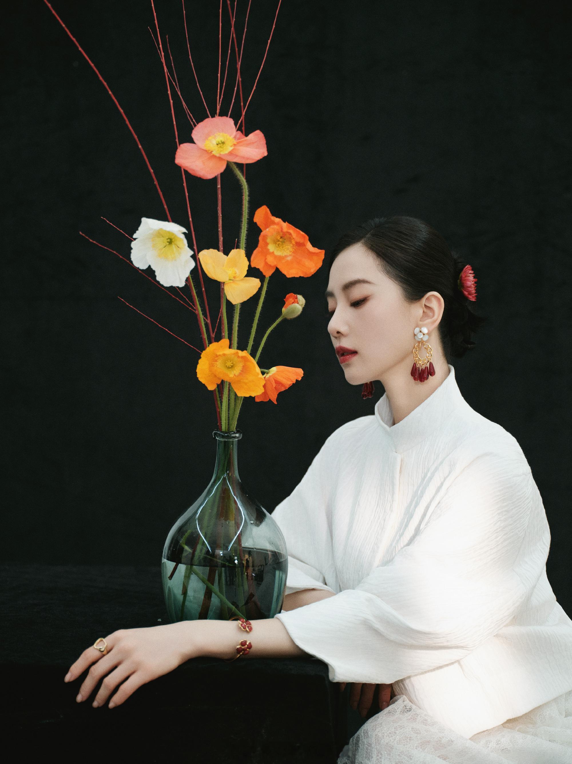 刘诗诗轻纱素描馥郁红妆 