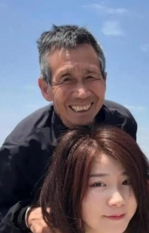 1997年，河南一个50岁光棍，捡回1名女婴。不料，送她读书后，她竟怒问：“穷到