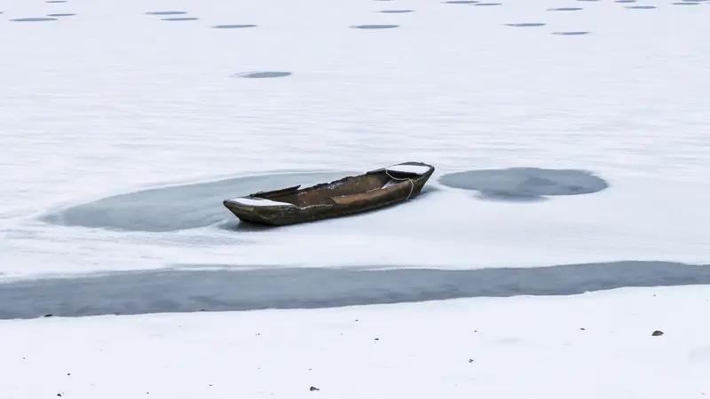 上联：静静寒湖独钓客，诚邀下联？茫茫雪原一孤舟