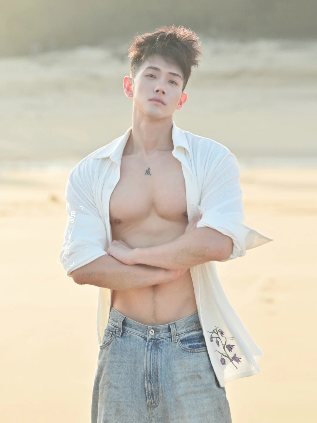 阳光落在肩上，光都是金色的 🌊✨
