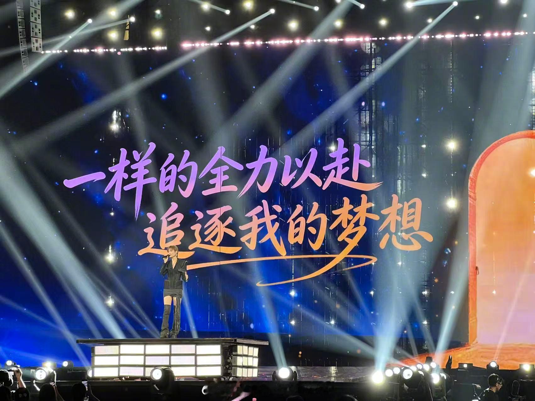 李宇春雅迪摩登之夜压轴生而摩登电动车发布会直接卷成万人顶级时尚演唱会，雅迪这次直