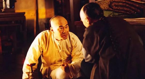 日军四处抢掠，为何唯独不敢动乔家大院？只因院门前挂一面旗帜！
日军四处抢掠，为何