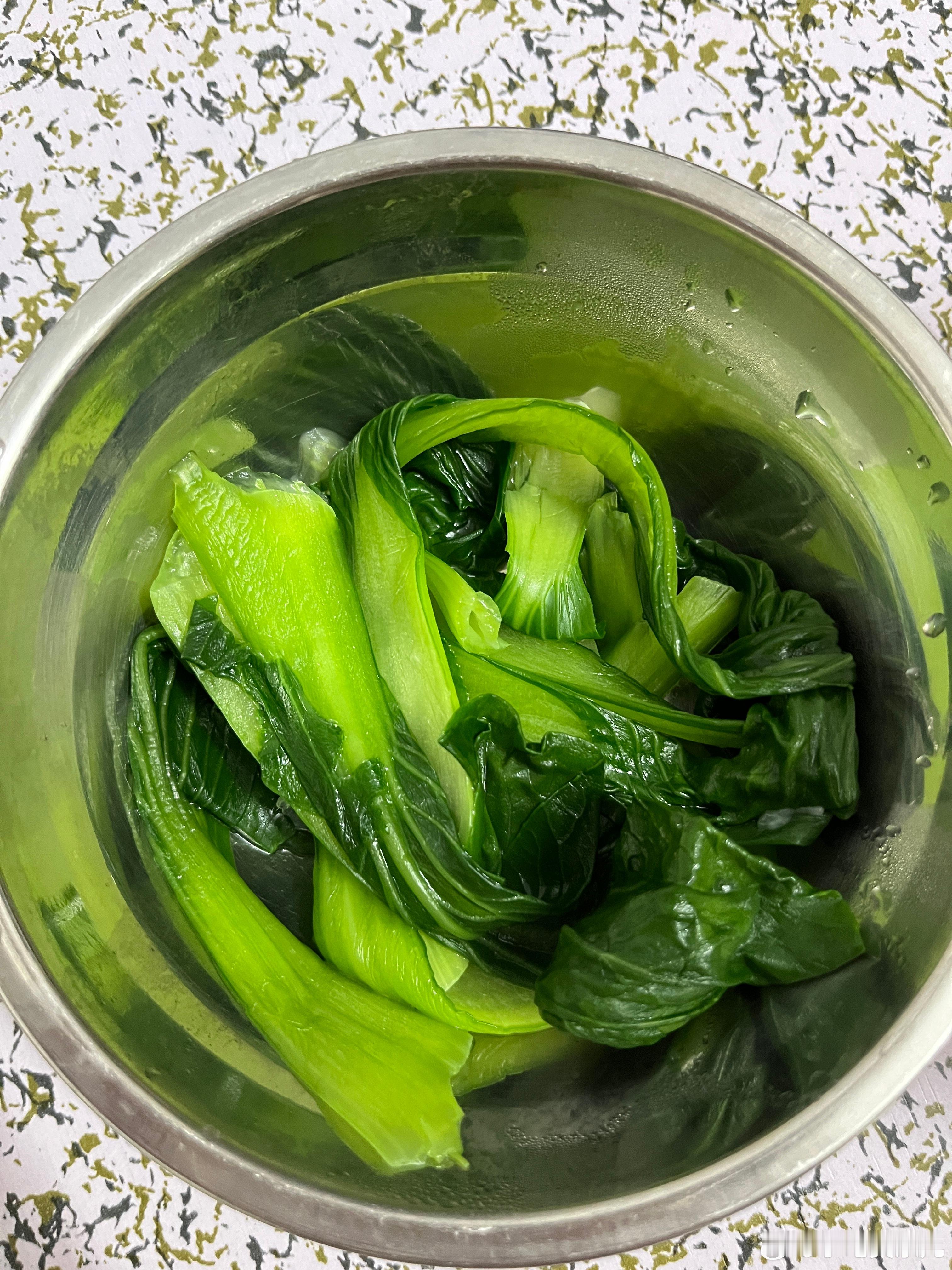 今晚不肯自己吃饭，要我喂她，在玩橡皮筋，说要把它们，颜色分类好。今晚的饭简单，昨