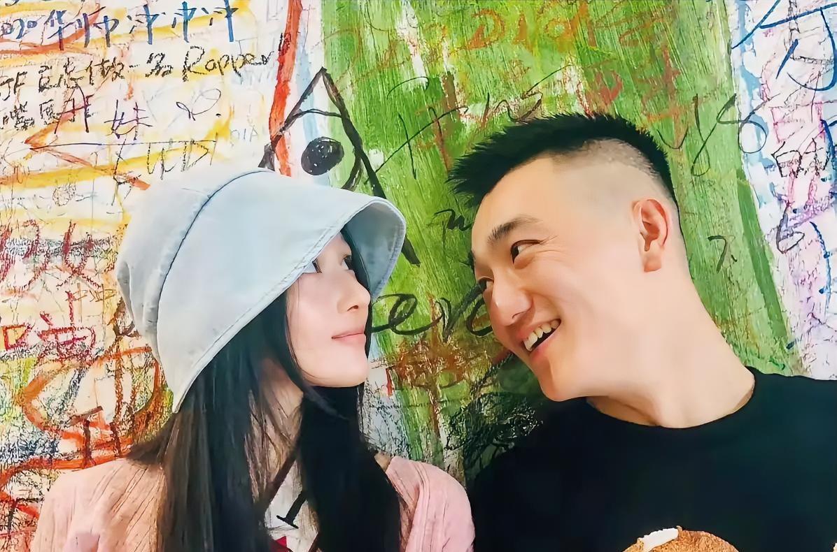 张馨予藏不住了！何捷双花篮戳破“低调夫妻”真相，军人的浪漫太顶了
 
一直以为张