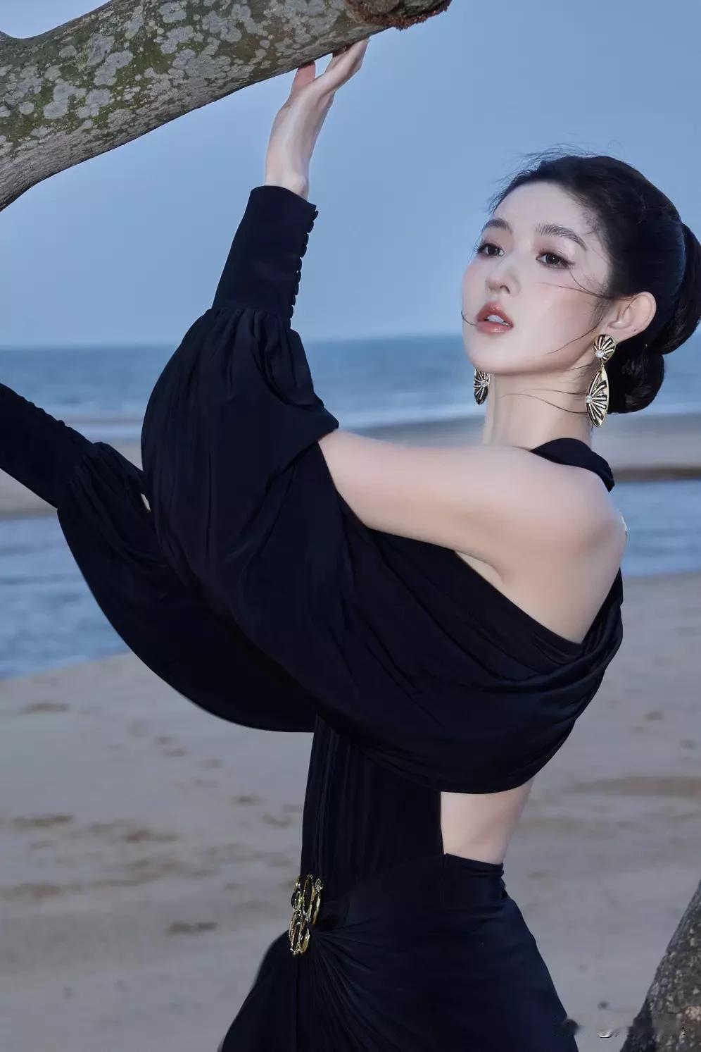 12 月 21 日，王玉雯在星光大赏曝光一组海边大片。海浪轻拍礁石，银白色泡沫在