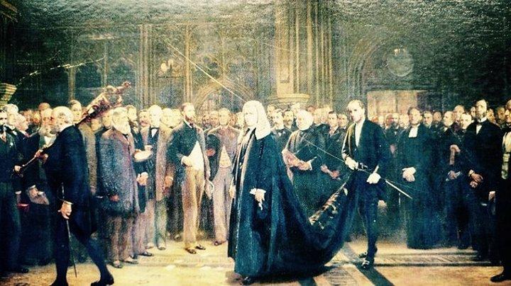 【国王不能进  枪炮进去了】

风能进，雨能进，国王不能进。这是公知们非常膜拜的