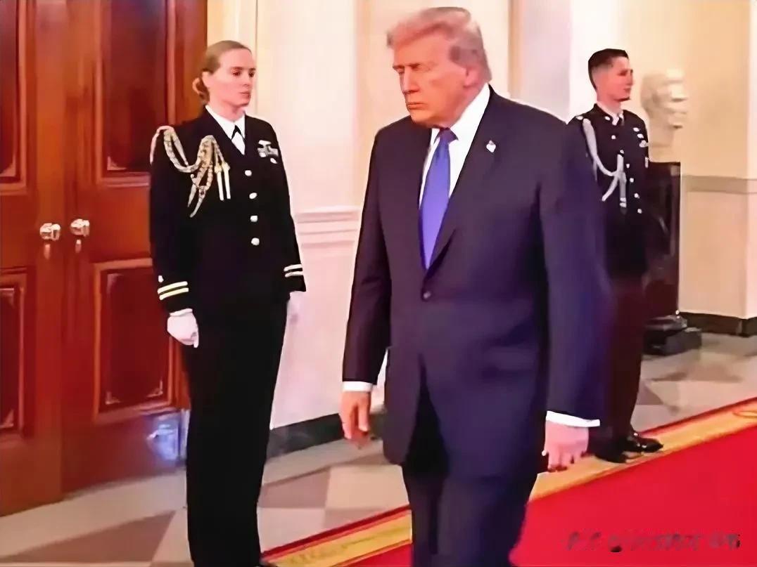 投降不是伊朗唯一的出路。
在国际斗争中，“你没有牌了”，这句话出自特朗普之口。