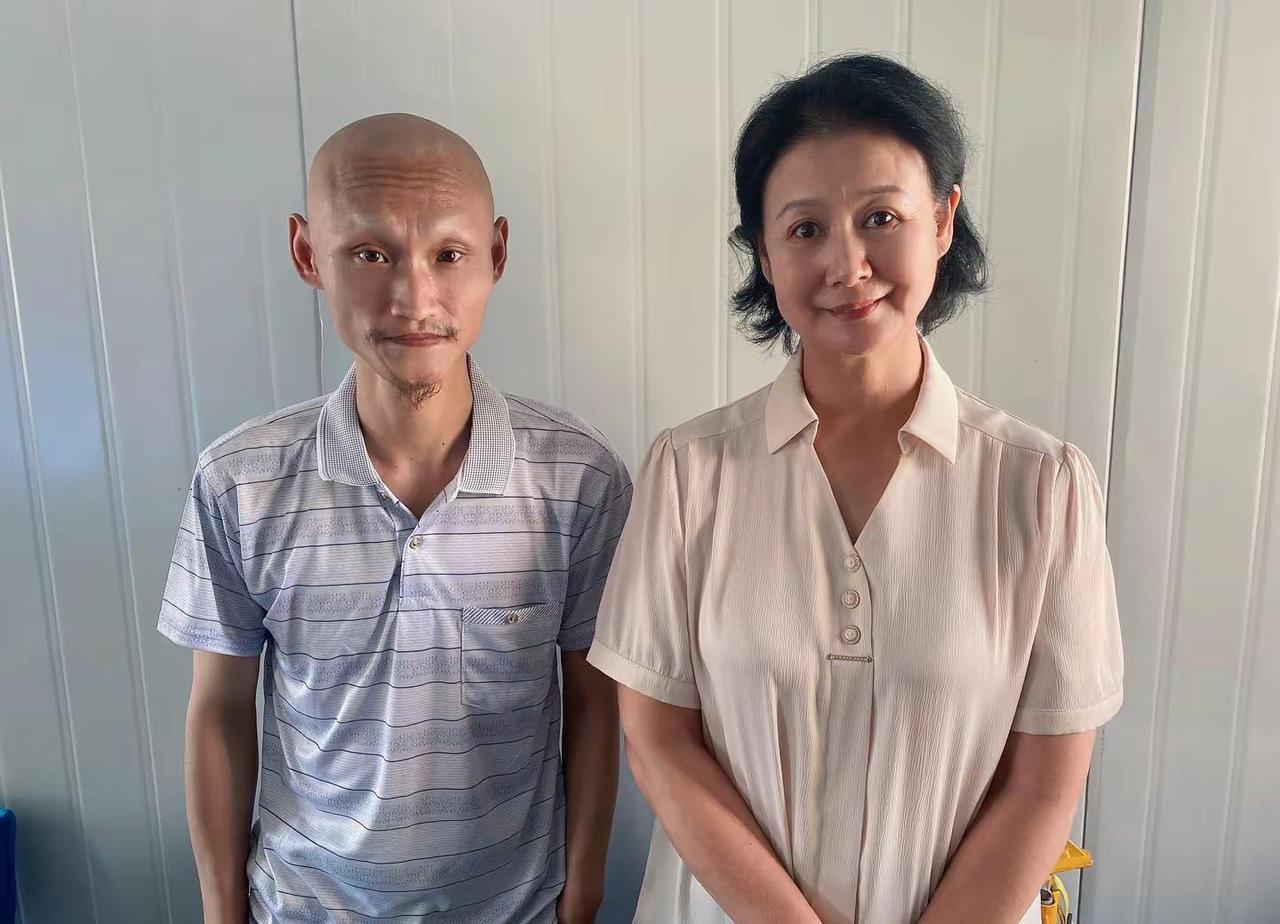 伪军一哥王猛片场遇老戏骨黄晓娟。被称为'名场面演员'的王猛，在剧组后台拍了张同框