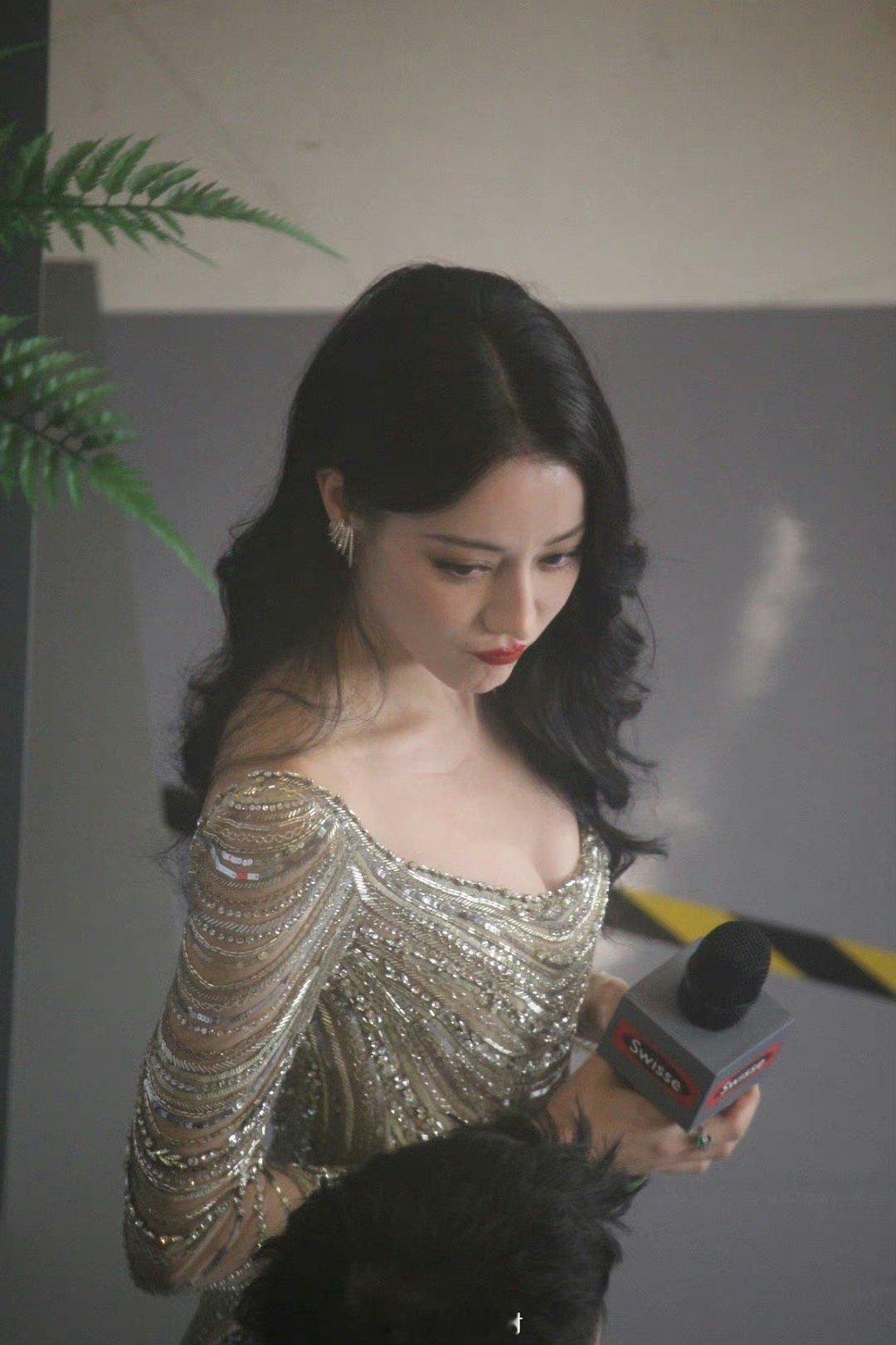 迪丽热巴[爱你][爱你][爱你][抱一抱][抱一抱][色][色][色]迪丽热巴[