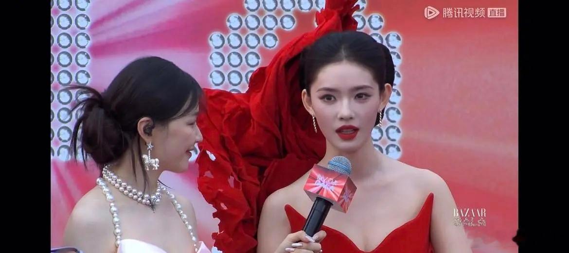 林允直播状态真好，印象里每次活动都很美，很撑场子 ​​​