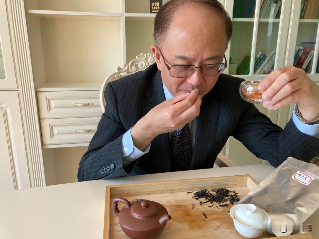 熟悉邱震海博士的人都知道，他素爱喝茶！

邱老师在多个场合都曾表露出对茶的喜爱，