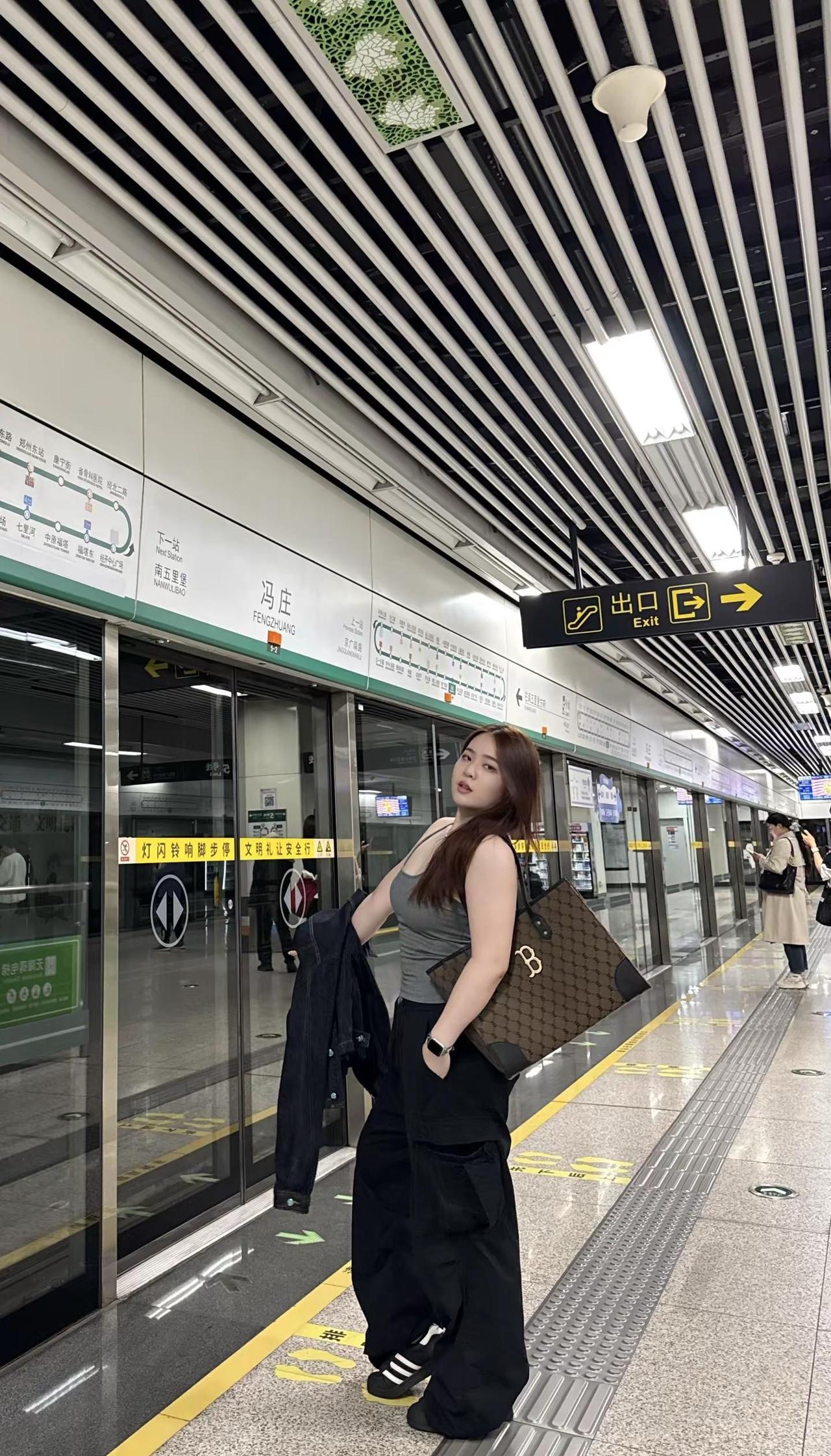 我不允许任何人消耗我 我爱干啥干啥。地铁随拍 172cm小姐姐 松弛感穿搭 fy