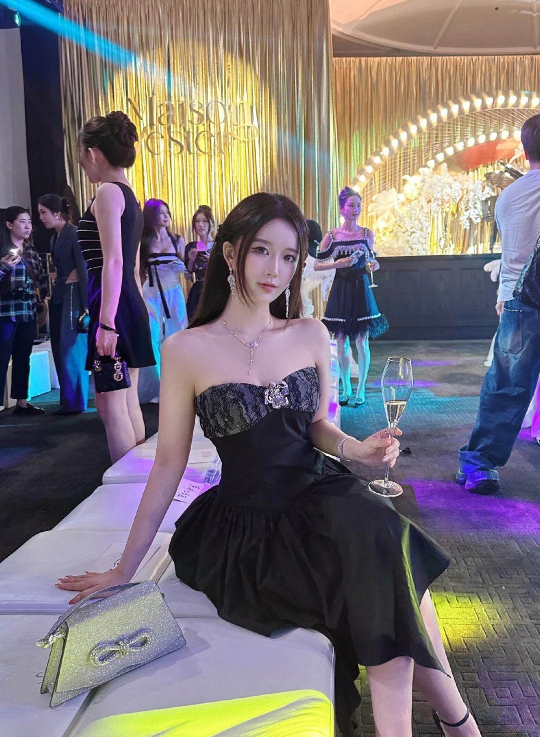 🕋看到了一年份的美女