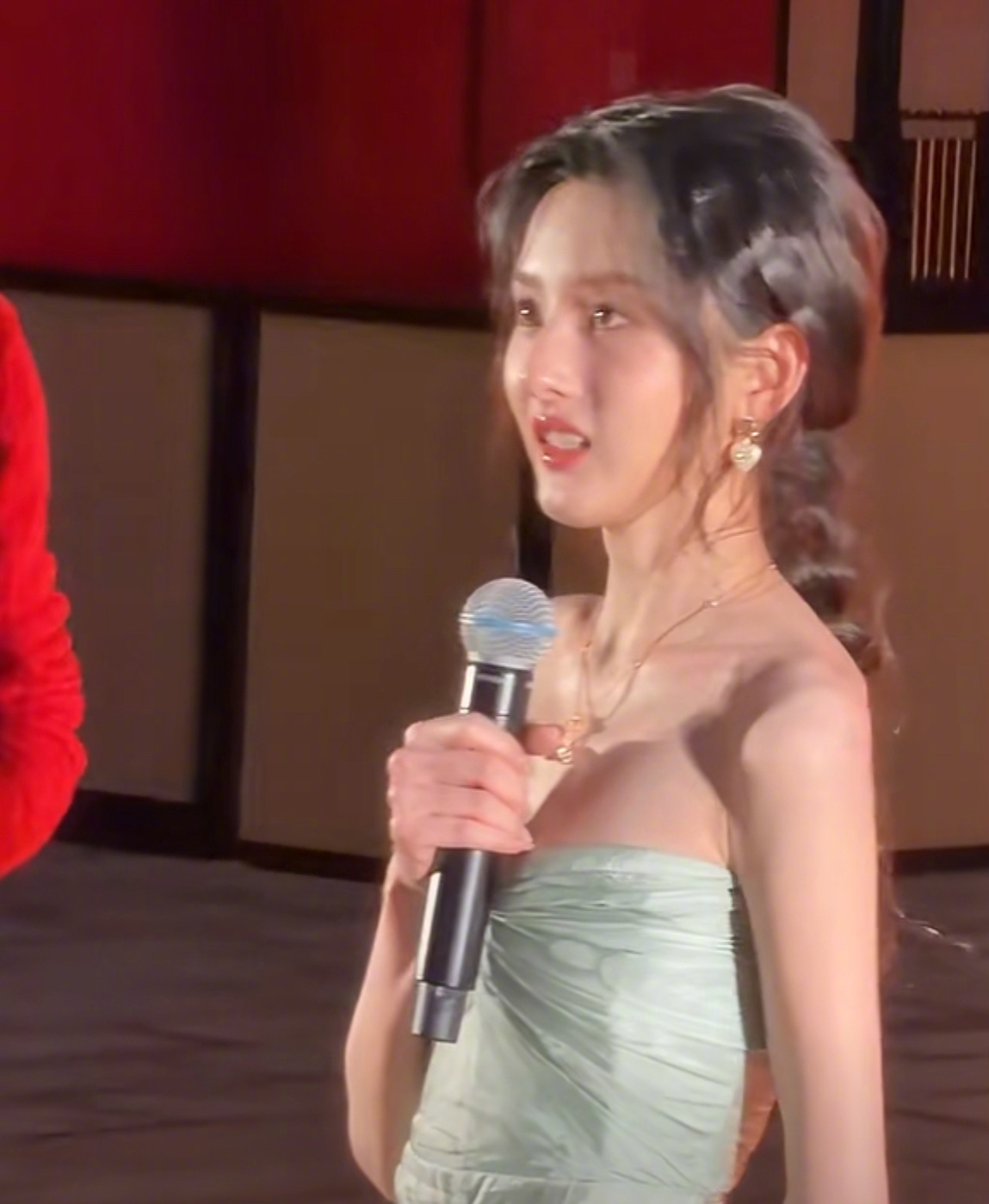 镜头下显胖20斤之后的宋祖儿，你觉得这个瘦有没有影响到她的美貌？宋祖儿手臂和话筒