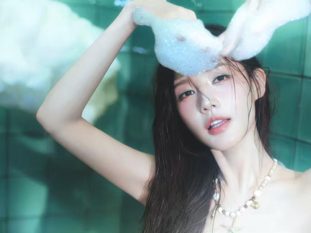 金鹤龙给李一桐化的春夏秋冬生日妆金鹤龙给李一桐化的生日妆 美的不知天地为何物 ​