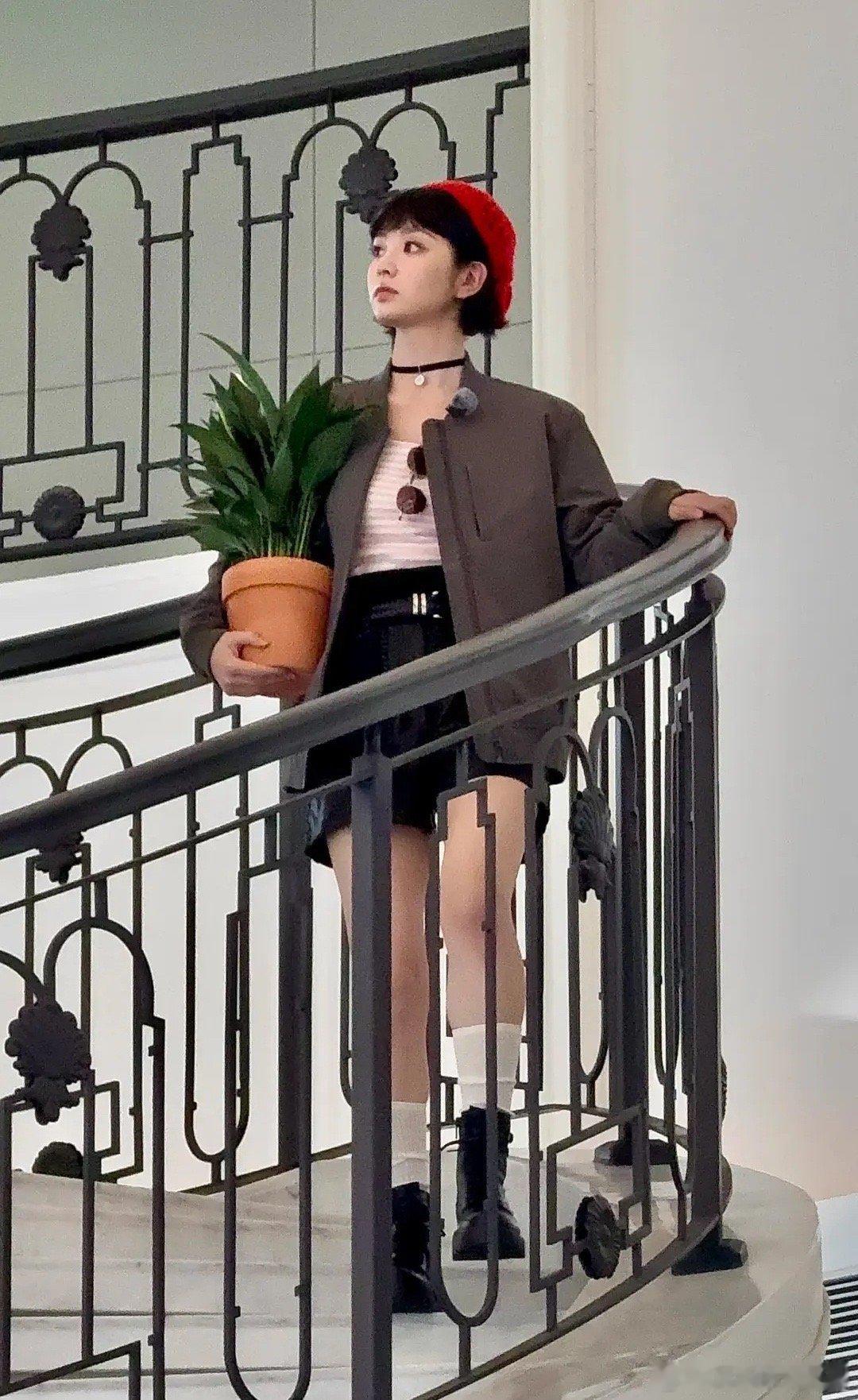 这给田曦薇要拍成一米五了[跪了] ​​​