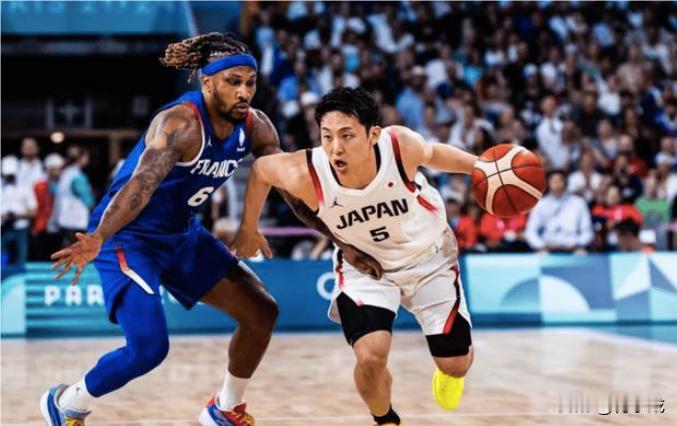太意外了！日本男篮90:94惜败法国男篮，不得不承认4个不可思议。
1. 想不到