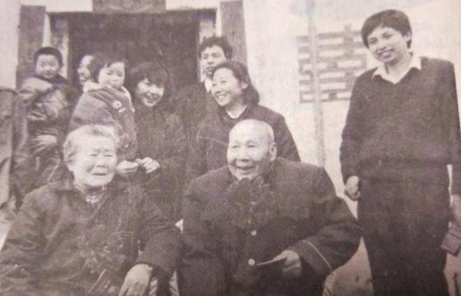 1987年，70岁蒋红英与小超市店主唠嗑，得知店主爷爷当红军的经历时，心里咯噔一