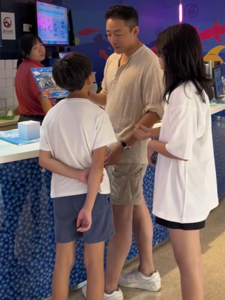 我一直没太懂什么叫消费孩子？人家花自己的钱，养自己亲生的孩子，晒自己的孩子，分享