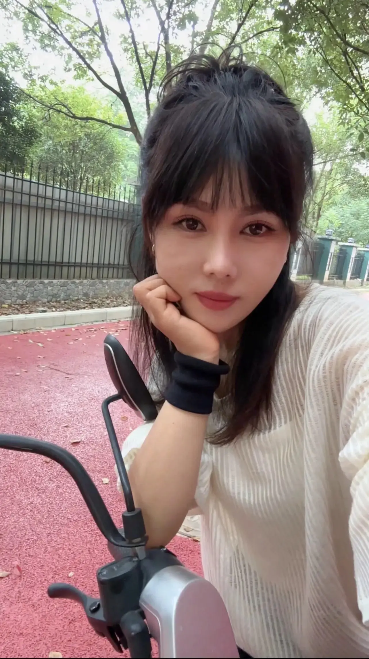 老公今天从外地回来，买了他喜欢吃的菜，做好了去接他，不管他饿不饿让他一...