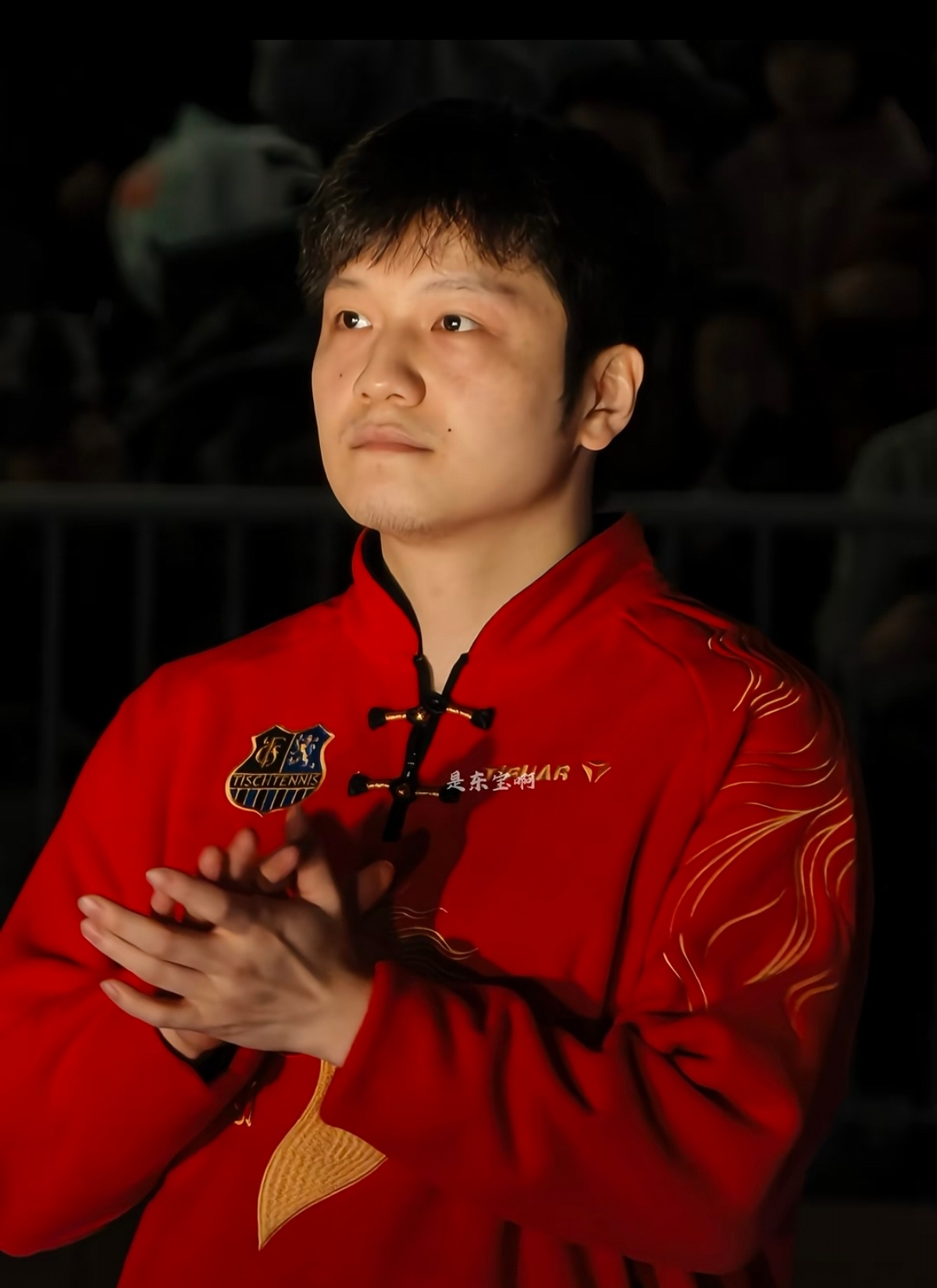 樊振东一身唐装把中国风东方元素，就这样简简单单广而告之了全世界。 